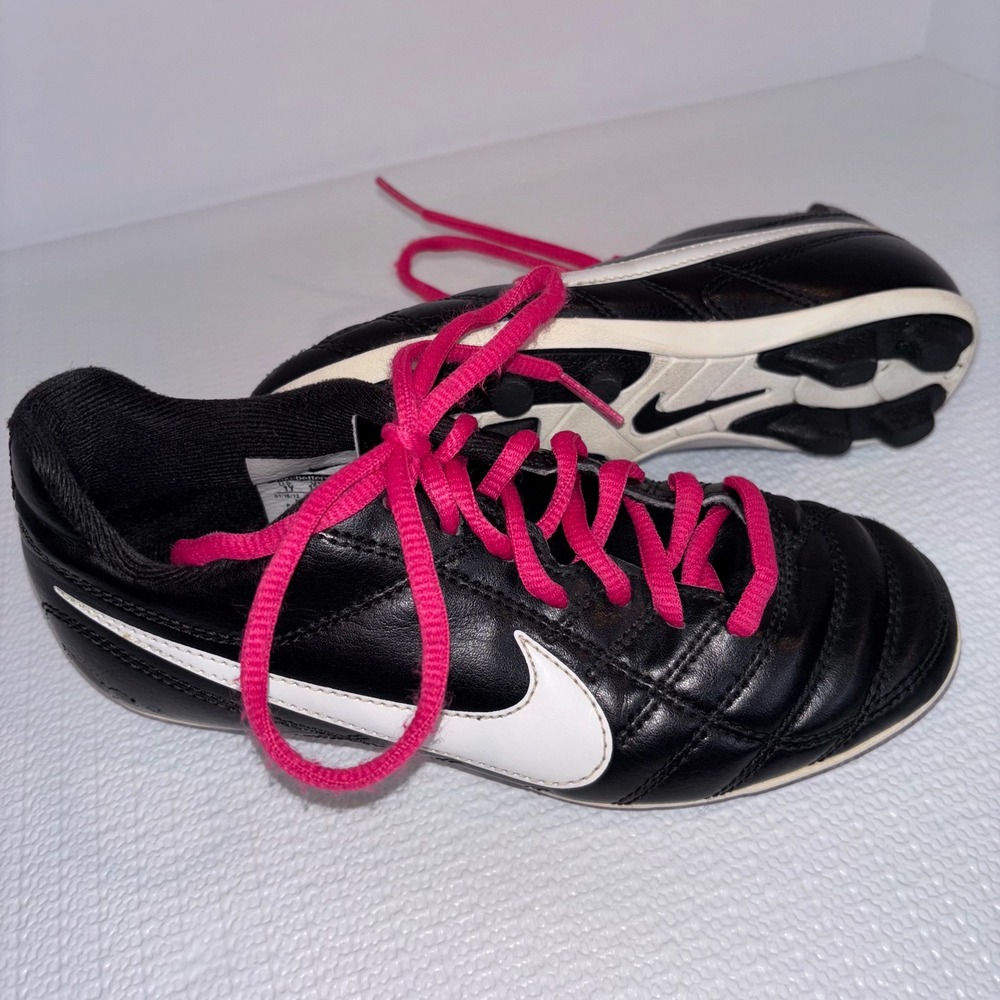 Nike Youth Soccer Cleats Black‎ White Pink Laces Size 13.5 Soccer Shoes